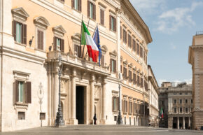 The news, social media and politics in the locked storytelling of migration in Italy